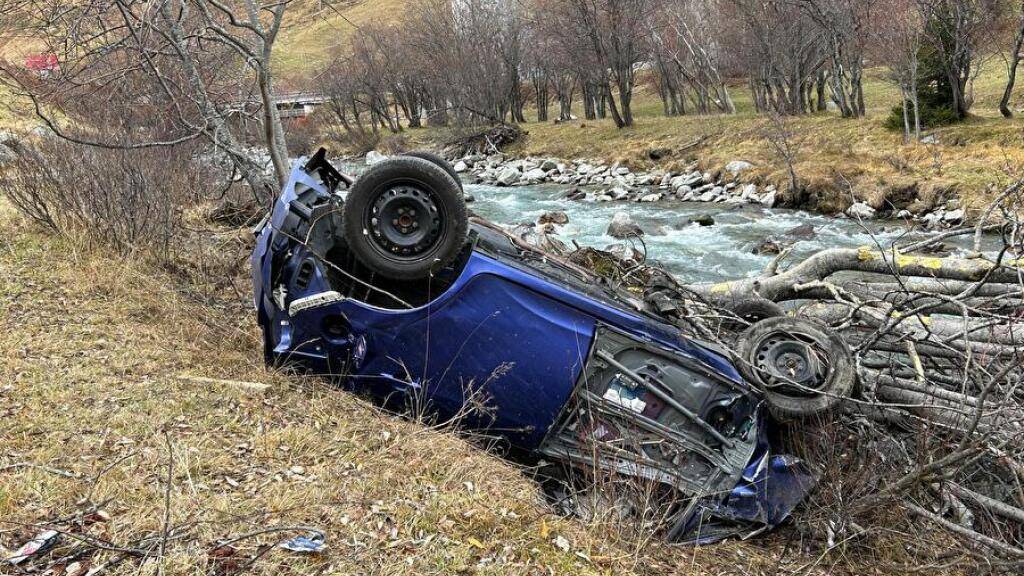 Das Fahrzeug der Frau kam erst mit dem Aufprall nahe des Flusses zum Stillstand.