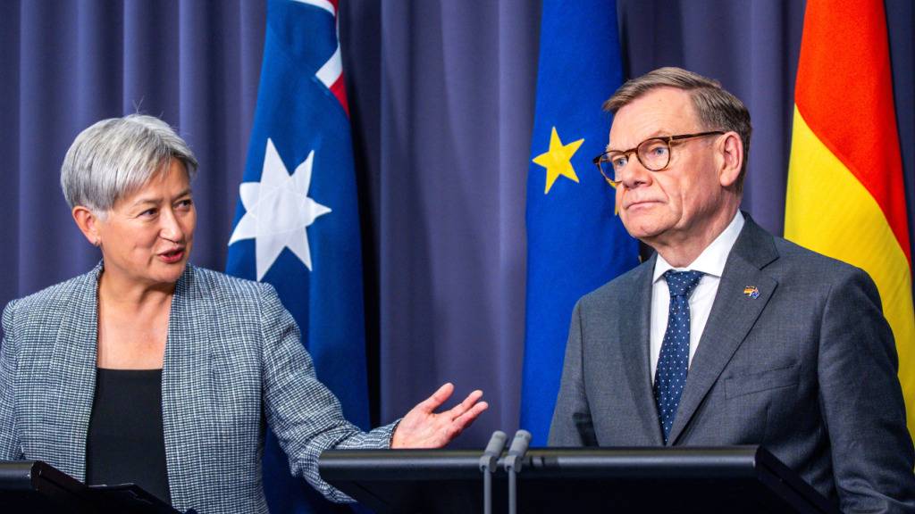 dpatopbilder - Johann Wadephul (CDU), Außenminister, beantwortet gemeinsam mit Penny Wong, Außenministerin von Australien, bei einer Pressekonferenz die Fragen von Medienvertretern. Foto: Jens Büttner/dpa