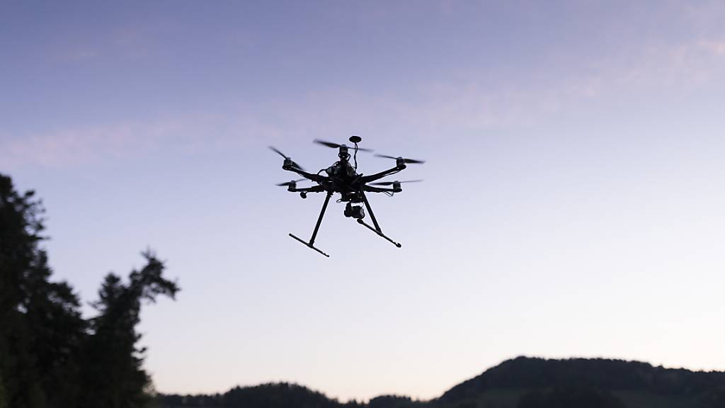 Für Drohnenpilotinnen und -piloten gelten in der Schweiz  ab dem 1. Januar 2023 neue Bestimmungen. Drohenpilotinnen und -piloten in der offenen Kategorie müssen eine Ausbildung absolvieren. (Archivbild)