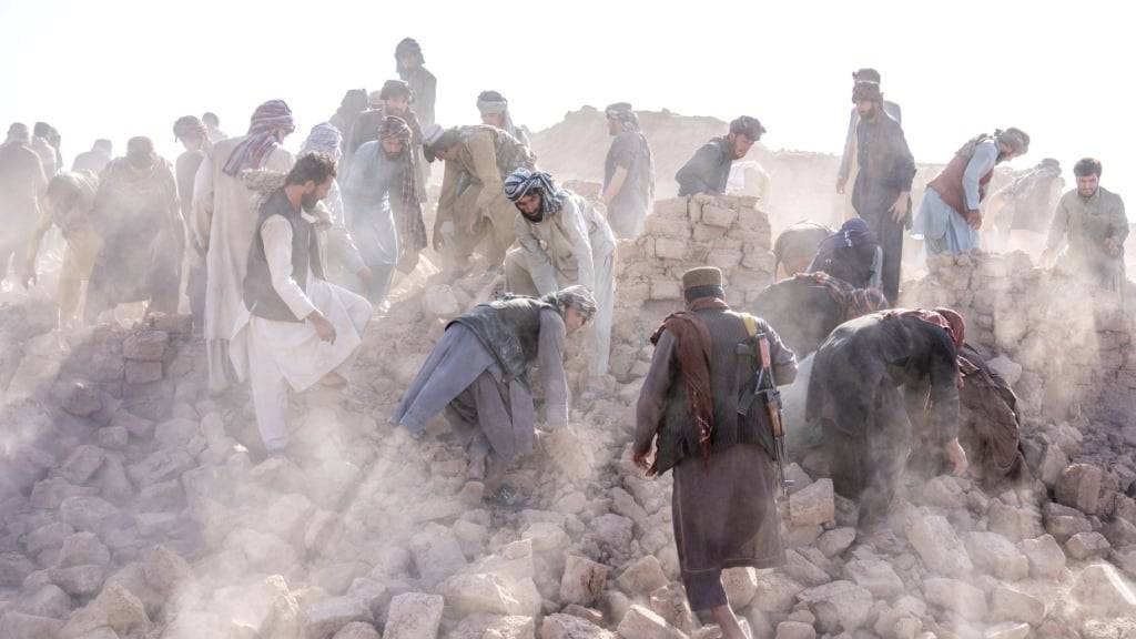 ARCHIV - Freiwillige arbeitet in den Trümmern nach einem Erdbeben im Bezirk Zenda Jan. Ein weiteres starkes Erdbeben erschütterte den Westen Afghanistans. Foto: Ebrahim Noroozi/AP/dpa