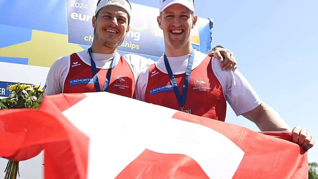 Halten die Schweizer Flagge hoch: Roman Röösli (li.) und Andrin Gulich kommen als Weltmeister zum Weltcup auf dem Rotsee