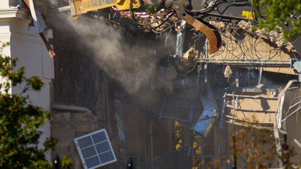 Ein Fenster baumelt aus dem Ostflügel, während die Arbeiten zum Abriss eines Teils des Ostflügels des Weißen Hauses fortgesetzt werden, bevor ein neuer Ballsaal gebaut wird. Foto: Jacquelyn Martin/AP/dpa