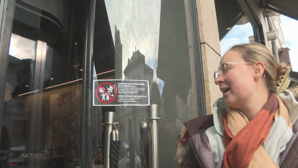 Rechtlich erlaubt? Ein Aarauer Café verbannt Besucher unter 14 Jahren