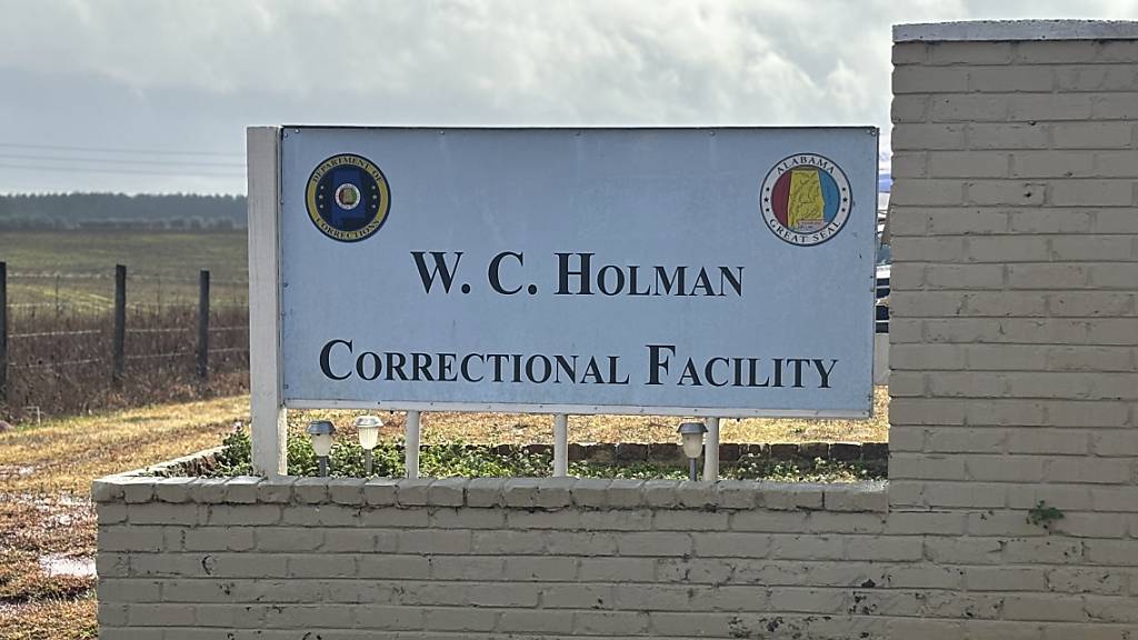 Ein Schild der Holman Correctional Facility in Atmore, Ala. ist zu sehen. In den USA ist erstmals ein zum Tode verurteilter Mensch mittels einer neuen Stickstoff-Methode hingerichtet worden. Foto: Kim Chandler/AP