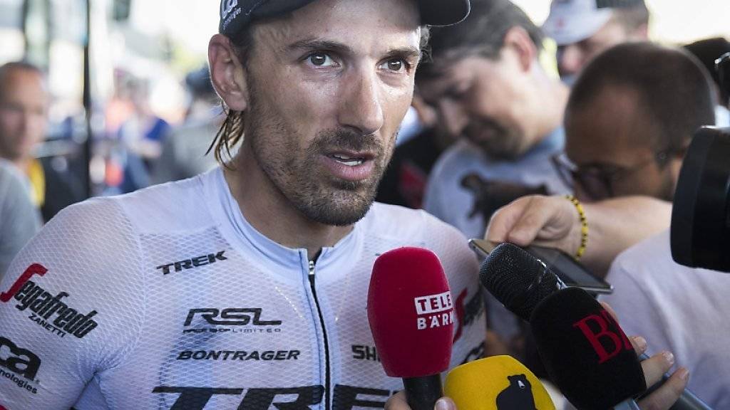 Fabian Cancellara gibt nach der Etappenankunft der Tour de France in Bern Interviews