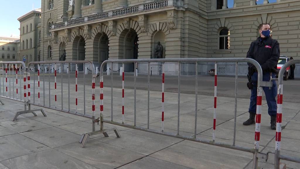  Polizei sperrt Bundesplatz wegen Auto- und Lastwagendemo