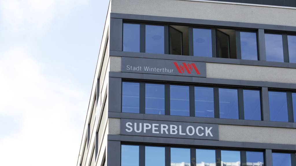 Die Stadt Winterthur muss sparen und geht bei einem Schulhausbau über die Bücher. (Symbolbild)