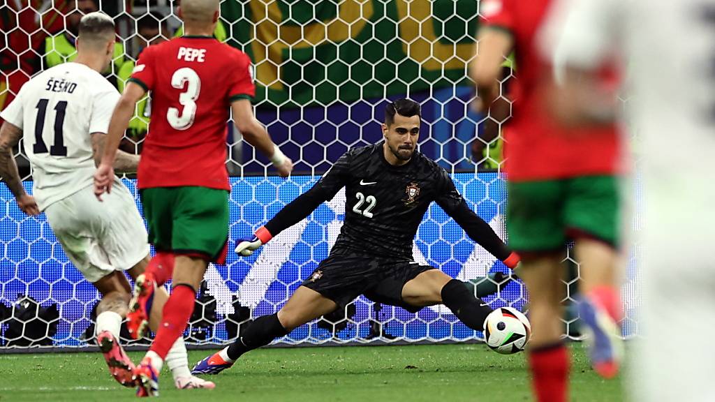 Führte Portugal mit seiner Glanzparade gegen Benjamin Sesko erst ins Penaltyschiessen, wo er drei Versuche der Slowenen hielt: Diogo Costa, 24 Jahre, Goalie von Porto und geboren in der Schweiz