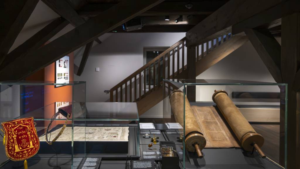 Eine Tora-Rolle und weitere Objekte im neuen Jüdischen Museum der Schweiz in Basel, das am Sonntag, 30. November, seine Tore öffnen wird.