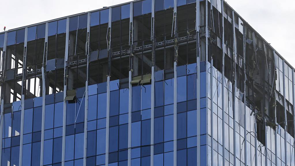 dpatopbilder - Ein Blick auf ein Gebäude, das nach russischen Angaben durch einen Drohnenangriff beschädigt wurde. Das russische Verteidigungsministerium machte die Ukraine dafür verantwortlich. Aus Kiew gab es dafür keine Bestätigung. Moskaus Bürgermeister Sobjanin zufolge wurde durch den Angriff mit zwei Drohnen niemand verletzt. Foto: Uncredited/AP