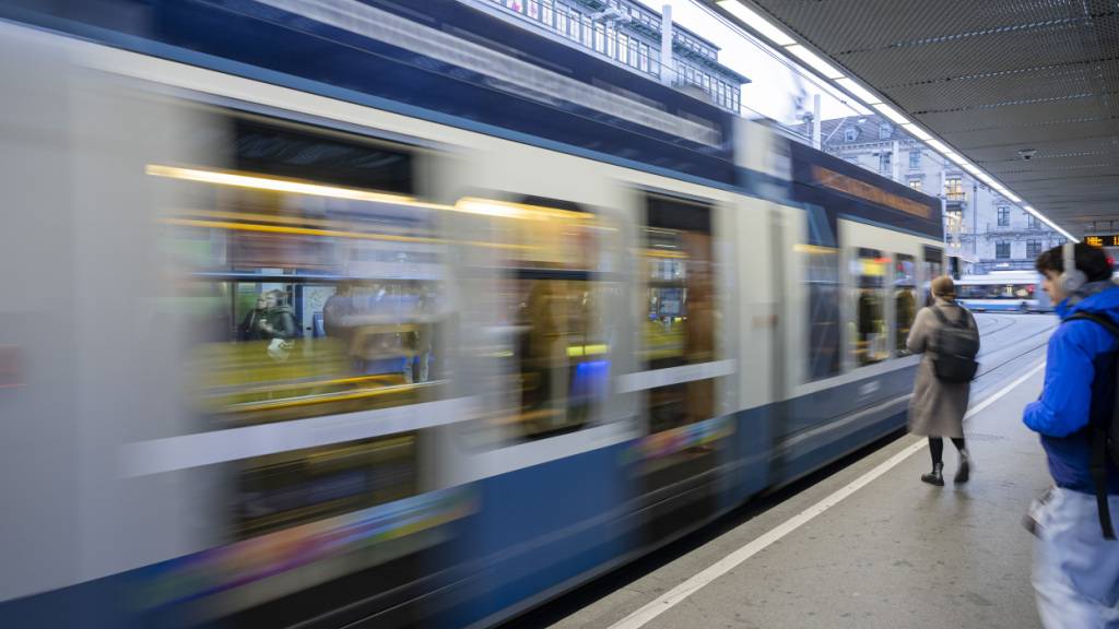 Gleich drei Unfälle ereigneten sich am Montagabend in kurzer Zeit auf dem Zürcher Tramnetz. (Symbolbild)