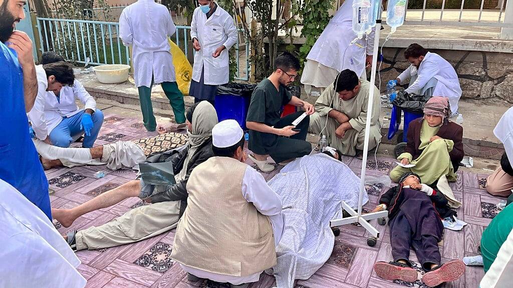 HANDOUT - Dieses von Ärzte ohne Grenzen Afghanistan zur Verfügung gestellte Foto zeigt Verletzte, die nach einem starken Erdbeben behandelt werden. Zum wiederholten Mal binnen weniger Tage ist die Provinz Herat an der Grenze zum Iran von einem schweren Erdbeben erschüttert worden. Foto: -/MSF Afghanistan/AP/dpa - ACHTUNG: Nur zur redaktionellen Verwendung und nur mit vollständiger Nennung des vorstehenden Credits