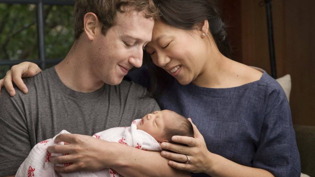 Facebook-Gründer Mark Zuckerberg und seine Frau Priscilla Chan mit ihrer Tochter Max. Anlässlich der Geburt seiner Tochter schrieb Zuckerberg er werde einen Grossteil seines Vermögens zur Lösung von Weltproblemen spenden.