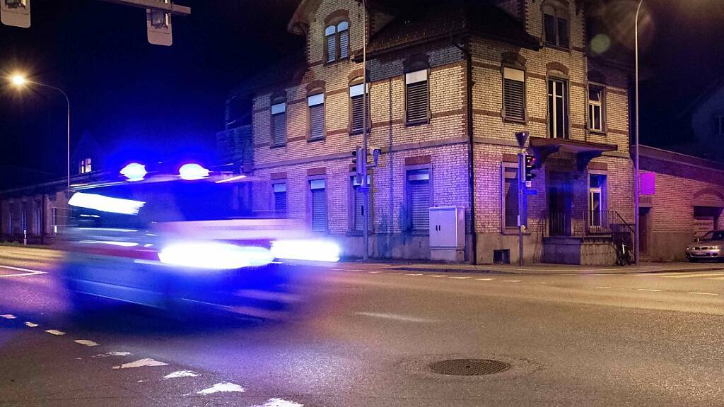 In Altstätten SG hat sich am Freitagabend der Fahrer eines Lieferwagens eine Verfolgungsjagd mit der Polizei geliefert. (Symbolild)