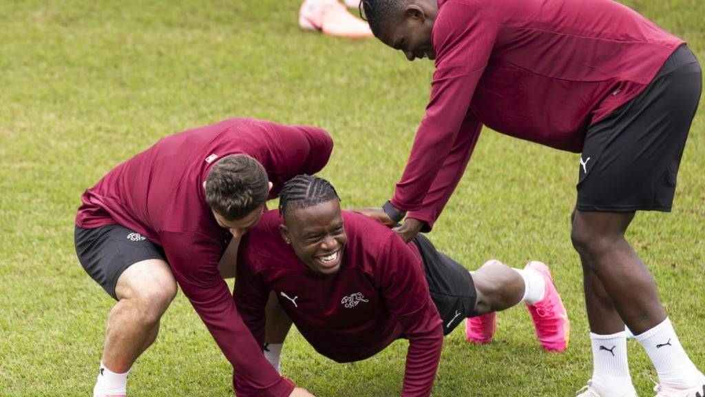 Nach seiner Verletzung immer fitter: Denis Zakaria (m.) im Training mit Granit Xhaka (li.) und Breel Embolo