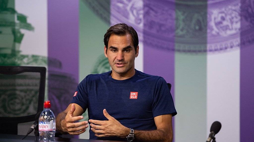 Das Schlimmste für einen Tennisspieler: Roger Federer beim Erklären seiner Niederlage vor den Medien