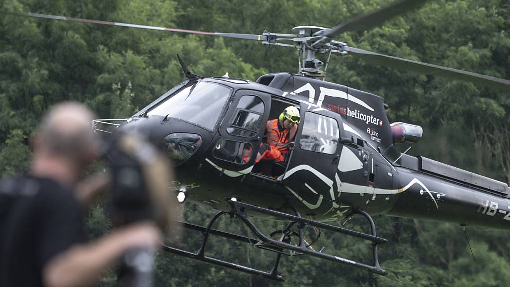 Helikopter suchen im Tessin die Hochwassertäler nach möglichen Opfern ab. (Bild vom Sonntag, 30. Juni)