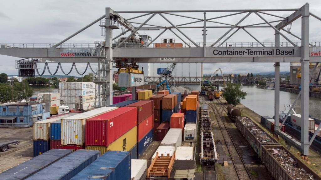 Die Handelspolitik von US-Präsident Donald Trump dürfte auch in der Schweizer Exportwirtschaft Spuren hinterlassen. Die OECD senkt die BIP-Prognose für die Schweiz deutlich.(Symbolbild)
