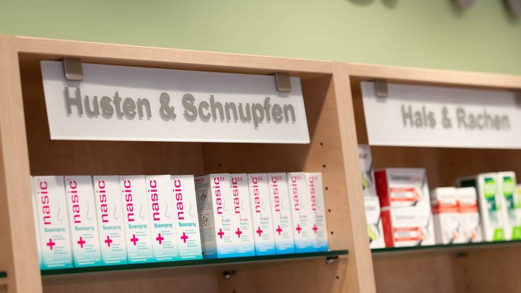 Schild mit «Husten & Schnupfen» in einer Apotheke.