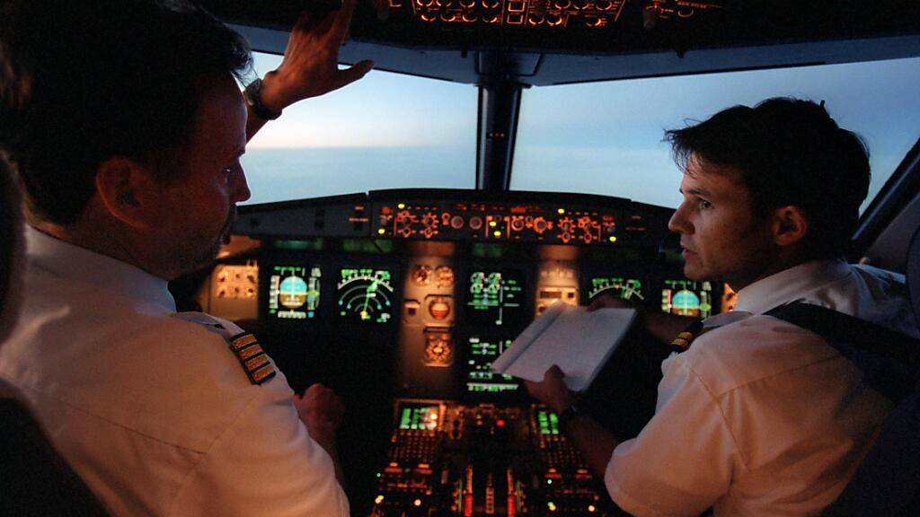 Die vereinbarten Sparmassnahmen sehen für die Piloten der Edelweiss Air unter anderem Kurzarbeit und Teilzeit bei reduziertem Lohn vor. (Archivbild)