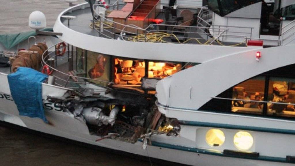 Das Schweizer Passagierschiff MS Edelweiss prallte gegen vier Uhr gegen das mit Autos beladene Frachtschiff. (NLTimes/Twitter)