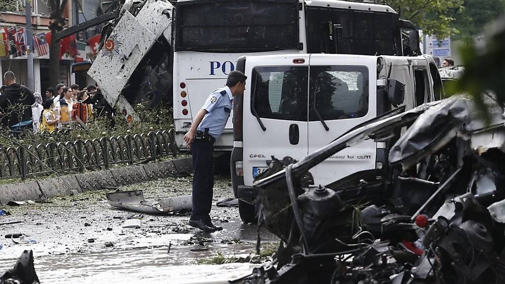 Das explodierte Auto am Ort des Terroranschlages im Zentrum von Istanbul