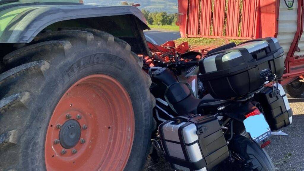 Das Motorrad wurde zwischen Traktor und Ladewagen eingeklemmt.