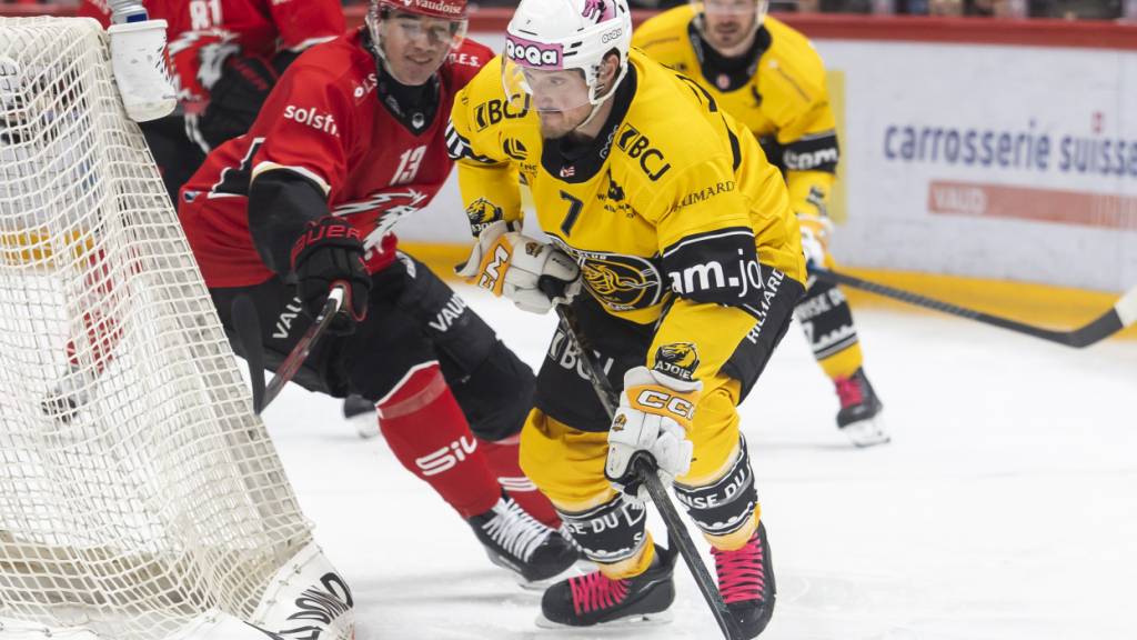 Ajoies Stürmer Daniel Carr am Puck im Auswärtsspiel gegen Lausanne