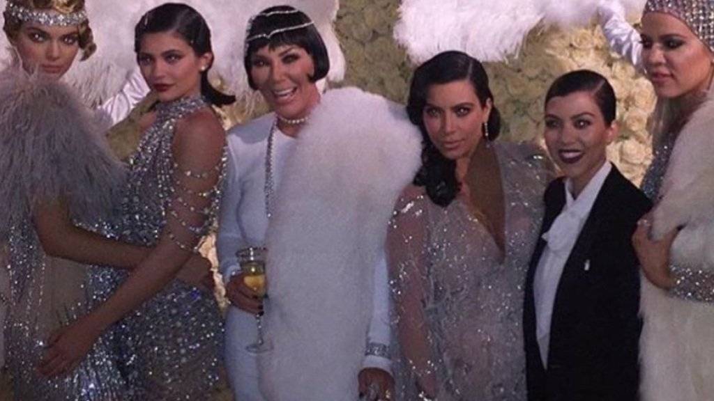 Kris Jenner (3.v.l.) inmitten ihrer fünf Töchter - Motto: «The Great Gatsby» (Twitter).