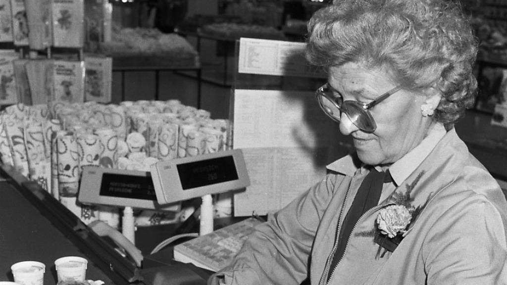 Eine Kassiererin scannt im Juni 1987 in der Migros in Zürich-Altstetten Waren ein, nachdem dort auf Scanner zur Warenerfassung umgestellt worden ist. (Archivbild)