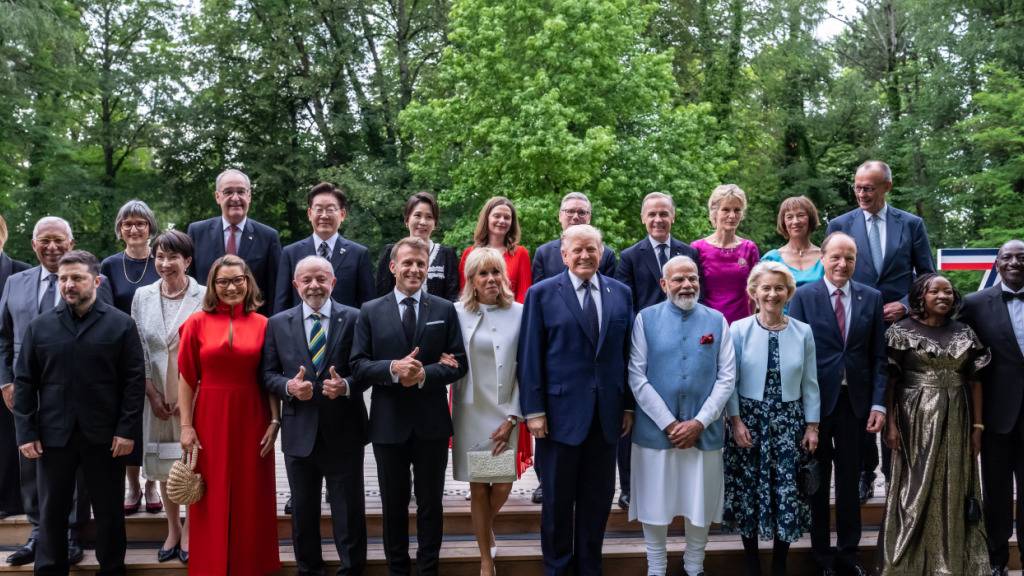 dpatopbilder - Die Staats-und Regierungschefs der G7 mit den Gastländern und ihren jeweiligen Partnern haben sich zum Gruppenfoto vor der Abendveranstaltung aufgestellt. Foto: Michael Kappeler/dpa-Pool/dpa