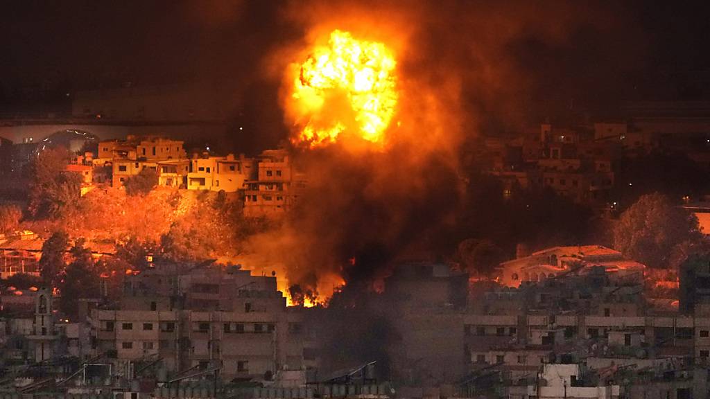 Rauch steigt auf nach israelischen Luftangriffen in den südlichen Vororten von Beirut. Foto: Hussein Malla/AP/dpa