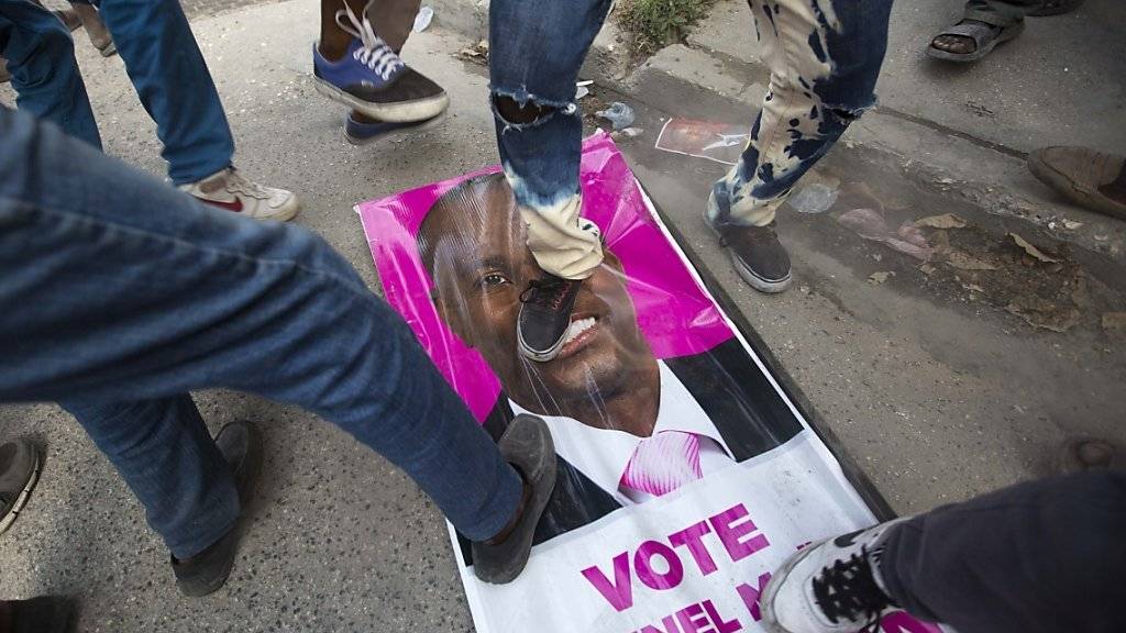 Fusstritte für Präsidentschaftskandidat Jovenel Moise: Demonstranten machen ihrem Ärger über die Wahlresultate in Haiti Luft.