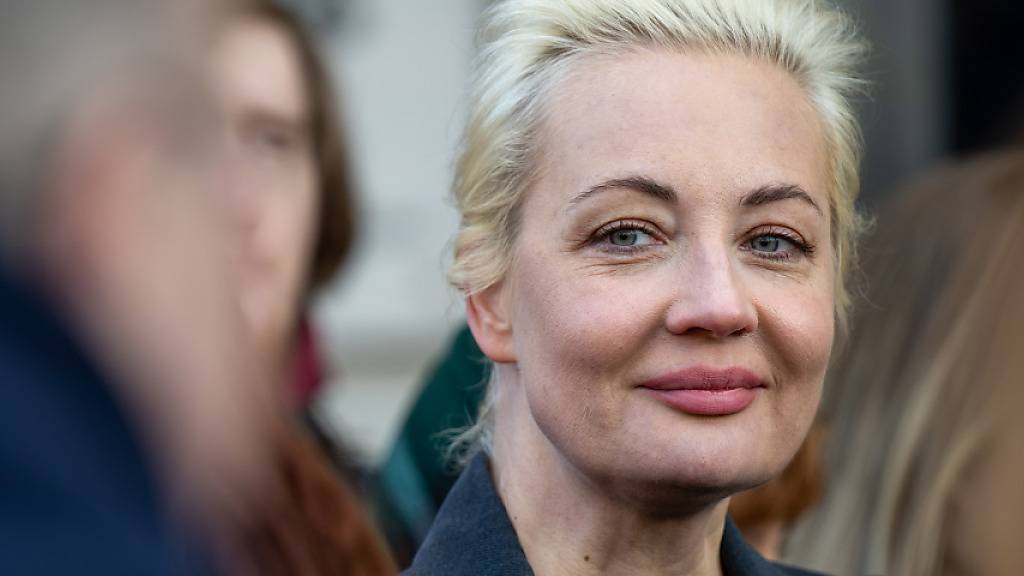 ARCHIV - Julia Nawalnaja, Witwe von Alexej Nawalny, steht in einer Warteschlange vor der russischen Botschaft, um ihre Stimme für die Präsidentschaftswahl abzugeben. Das US-Magazin «Time» wählte sie unter die 100 einflussreichsten Menschen des Jahres 2024. Foto: Monika Skolimowska/dpa