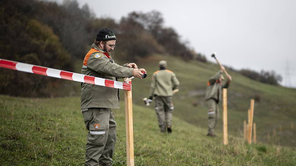 Ab Sonntag, 13 Uhr, gilt für Brienz GR ein Betretungsverbot. Zivilschützer sperrten die Gefahrenzone rund ums Dorf ab. (Archivbild)