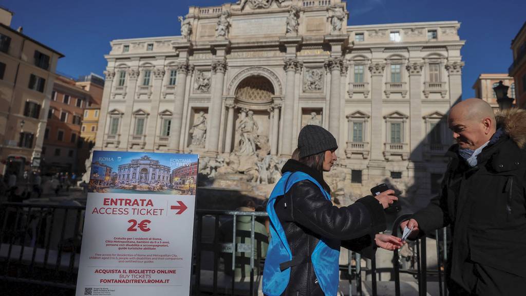 Ein Besuch am Trevi-Brunnen in Rom kostet neu zwei Euro