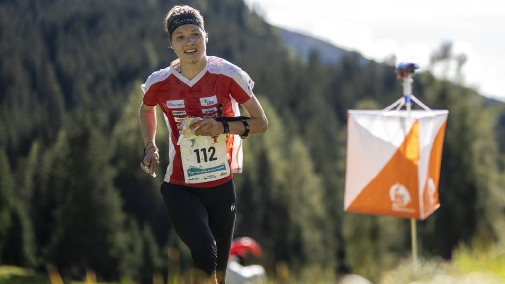 Simona Aebersold bringt die Schweizer Frauen-Staffel an der WM in Finnland als Schlussläuferin von Platz 5 auf Platz 3 (Archivbild)