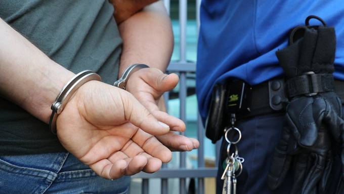 Schweizer Polizei verhaftet drei Personen bei Schlag gegen Dealerbande