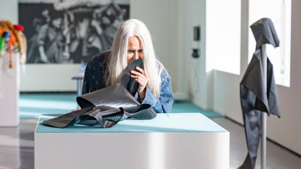 Das Werk der brasilianischen Künstlerin Lygia Clark in der Retrospektive im Kunsthaus Zürich ist nicht nur zum Betrachten, sondern auch zum Berühren und Erfühlen da.