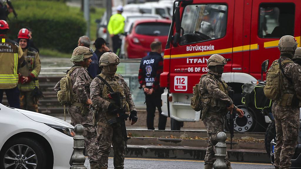 Türkische Sicherheitskräfte riegeln nach einer Explosion in Ankara ein Gebiet ab. Foto: Ali Unal/AP