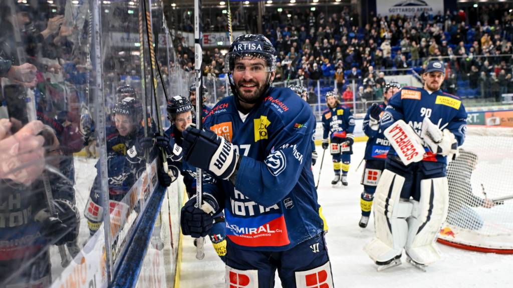Die Spieler von Ambri-Piotta, vorne Zaccheo Dotti, lassen sich nach dem Heimsieg gegen Zug von den eigenen Fans feiern