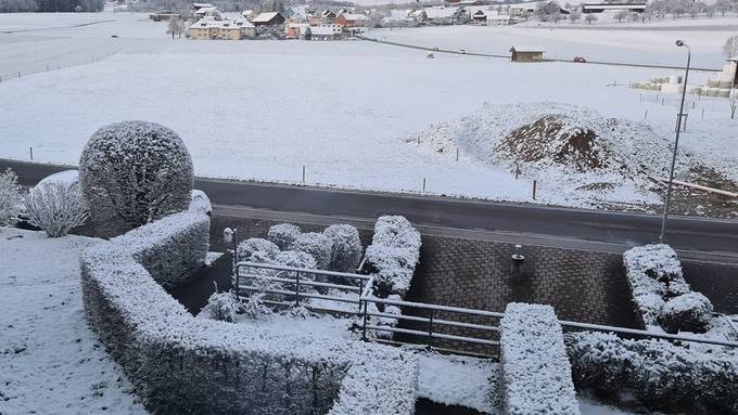 Neuschnee bis ins Flachland – Vorsicht rutschige Strassen