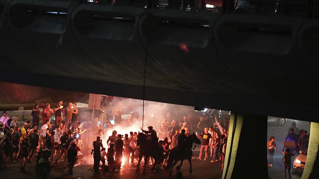 Menschen demonstrieren in Tel Aviv gegen die Regierung des israelischen Premierministers Netanjahu. Foto: Maya Alleruzzo/AP/dpa