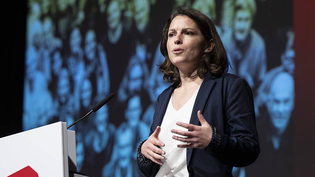 Mattea Meyer, Co-Präsidentin der SP Schweiz, eröffnete am Samstag den Parteitag in Basel.