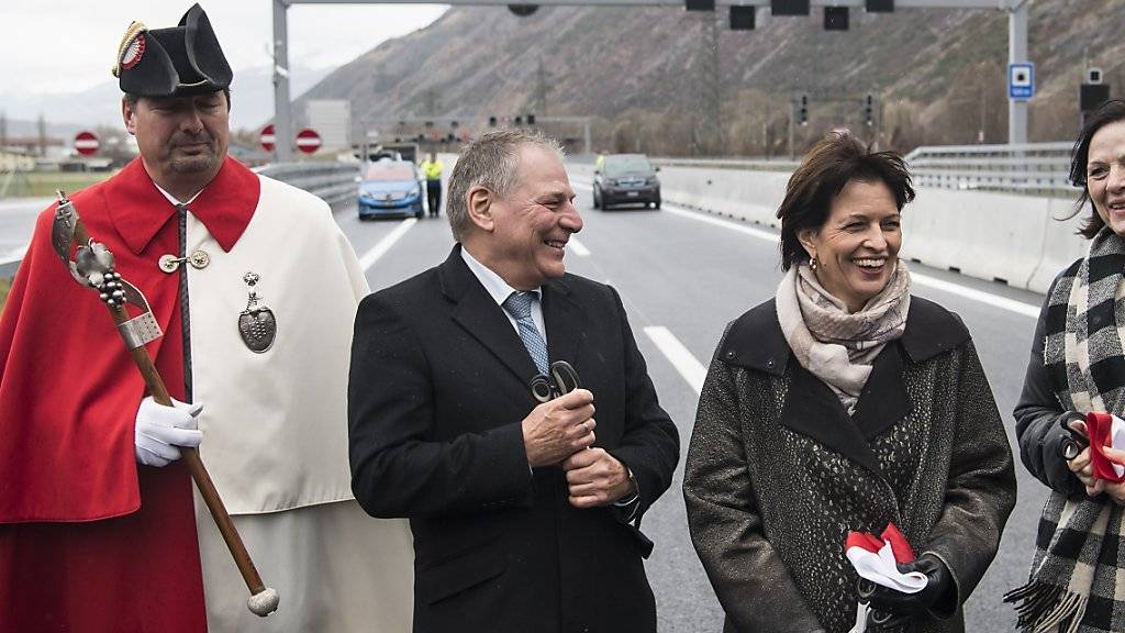Im Beisein von Bundesrätin Doris Leuthard (zweite von rechts) ist am Freitag ein Teilstück der Autobahn A9 im Oberwallis eingeweiht worden.