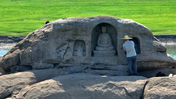 Trockenheit enthüllt 600 Jahre alte Buddha-Statuen im Fluss Jangtse