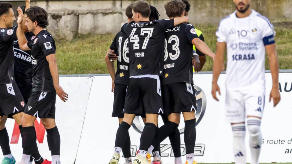 Der FC Thun freut sich über das 2:0 bei Etoile Carouge - und führt in der Tabelle bereits mit drei Punkten Vorsprung