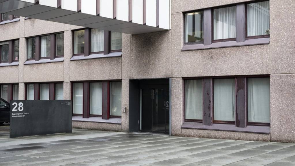 Ein 52-jähriger Anwalt und Geschäftsmann muss sich heute vor dem Zürcher Bezirksgericht verantworten. Er soll Immobilienunternehmen um rund 26 Millionen Franken betrogen haben. (Symbolbild)