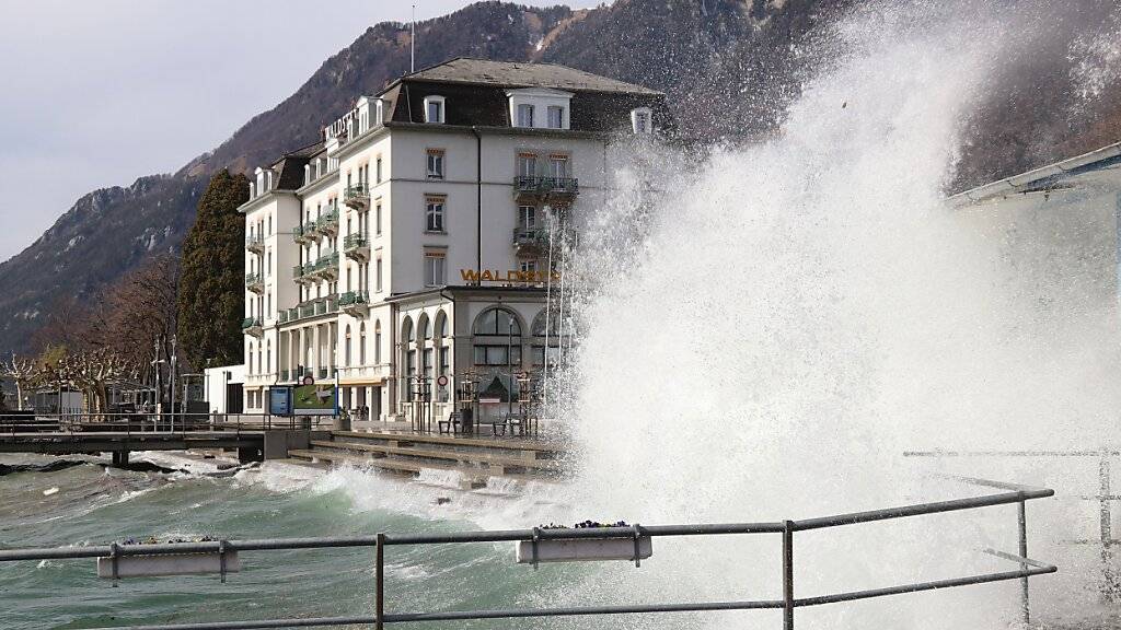 Ein Föhnsturm in Brunnen SZ am Vierwaldstättersee treibt wilde Wellen an die Uferpromenade. (Archivbild)