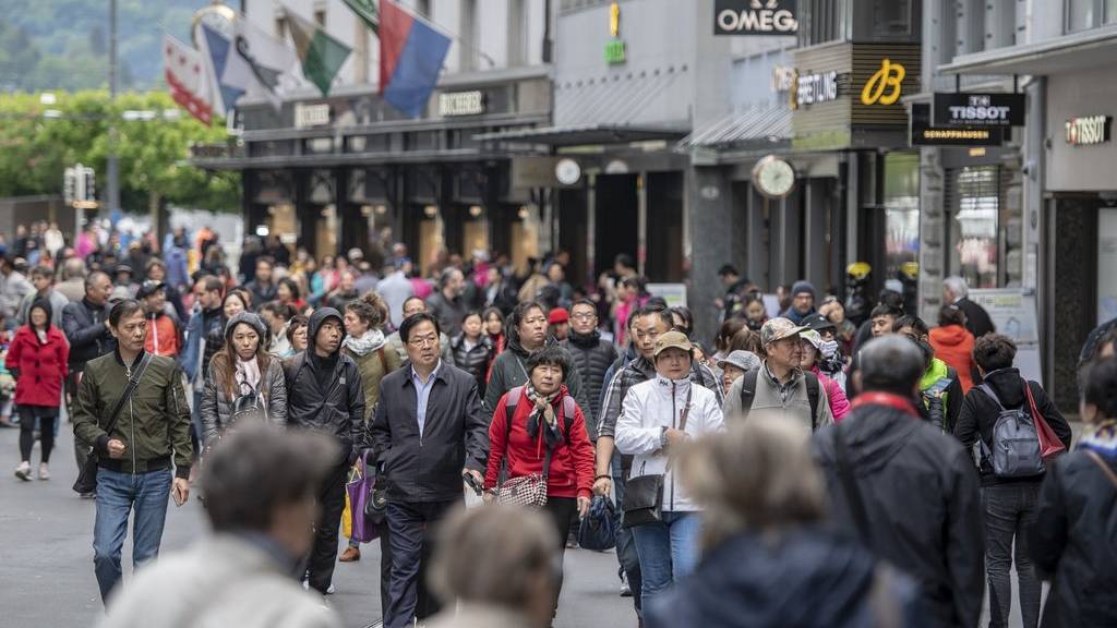 Die grosse Touristengruppe aus China machte am Montag einen Stop in Luzern.